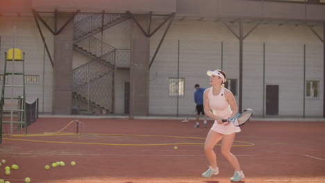 Professionell-Ausgerüstete-Frau-Schlägt-Den-Tennisball-Mit-Einem-Tennisschläger-Hart.-Professionell-Ausgerüstete-Frau-Schlägt-Den-Tennisball-Mit-Einem-Tennisschläger-Hart.