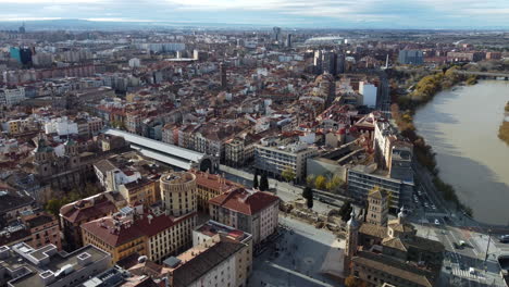 Escena-Aérea-De-Zaragoza-Con-El-Mercado-Central-Y-El-Río-Ebro-España