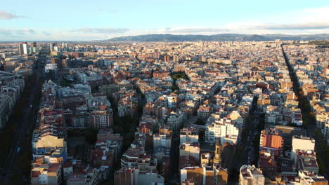 Dicht-Besiedelte-Wohngebiete-In-Barcelona,-Spanien,-Morgendliche-Luftaufnahme
