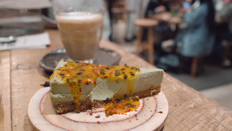 Tarta-De-Queso-Con-Salsa-De-Maracuyá-De-Postre-En-La-Cafetería.