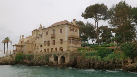 Escena-Costera-Con-La-Casa-De-Santa-María-En-Cascais-Portugal