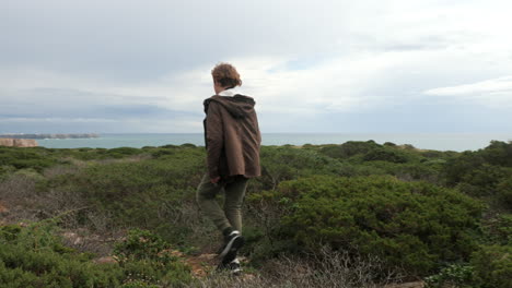 Teenager-Auf-Einem-Spaziergang