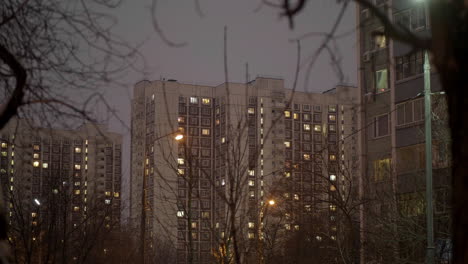 Casas-De-Apartamentos-En-El-Paisaje-Urbano-De-Otoño-Al-Anochecer-Con-árboles-Desnudos