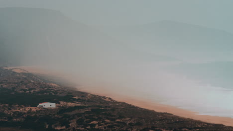 Meeresküste-Und-Berge-Im-Dichten-Nebel