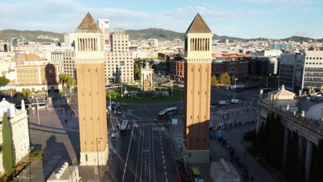 Fliegen-Zum-Spanischen-Platz-Durch-Venezianische-Türme-Am-Morgen-In-Barcelona,-Spanien