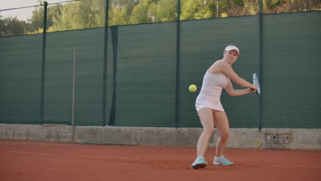 Una-Hermosa-Tenista-Juega-Pelotas-En-La-Cancha-De-Tenis.-Jugador-De-Tenis-Profesional-En-Cámara-Lenta.