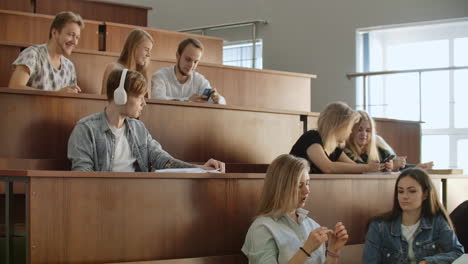 Inmitten-Einer-Großen-Gruppe-Von-Studenten-Im-Publikum-Hört-Ein-Mann-Musik.-Musik-Hören-Und-Entspannen.-Zuhören.