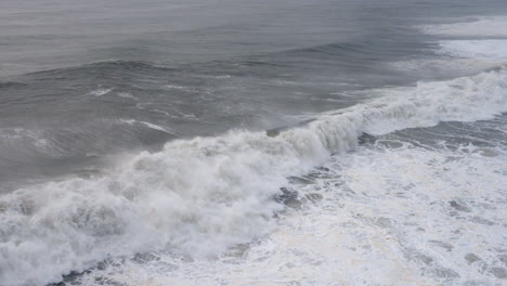 Paisaje-Marino-Con-Grandes-Olas-Del-Océano-Aplastando-Contra-La-Costa-Con-Gran-Salpicadura