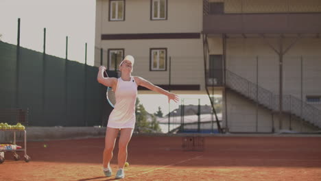 Junges-Hübsches-Mädchen-Spielt-Tennis.-Eine-Frau-In-Einem-Weißen-Trainingsanzug-Trainiert-Professionell-Tennis.-Junges-Hübsches-Mädchen-Spielt-Tennis.-Tennis-Versorgung