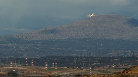 Avión-Saliendo-Del-Aeropuerto-De-Madrid-Barajas