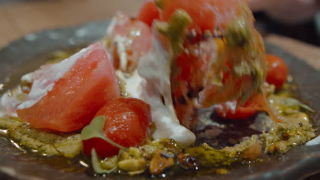 Cenar-Un-Plato-De-Tomate-En-La-Cafetería