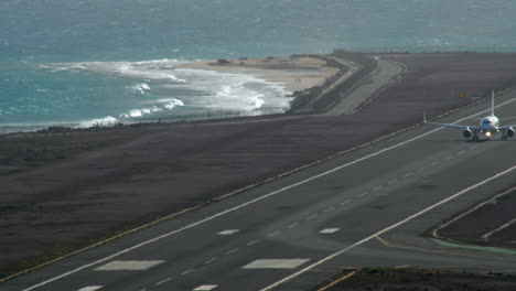 Avión-De-Pasajeros-Despega-Del-Aeropuerto