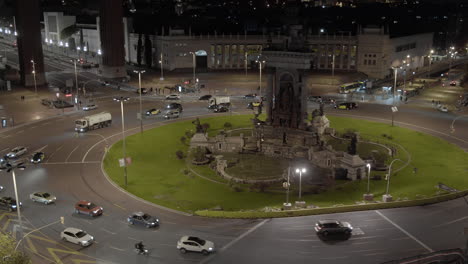 Barcelona-Nachtstadtbild-Mit-Verkehr-Auf-Dem-Spanischen-Platz