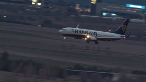 Ryanair-Flugzeug-Im-Landeanflug-In-Madrid