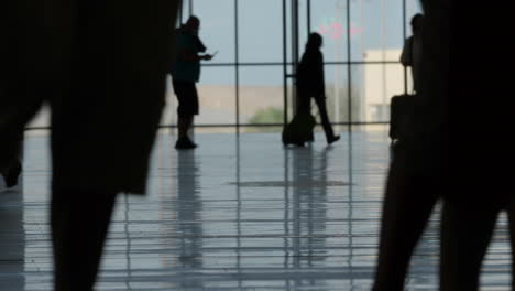 Gente-En-La-Terminal-Del-Aeropuerto