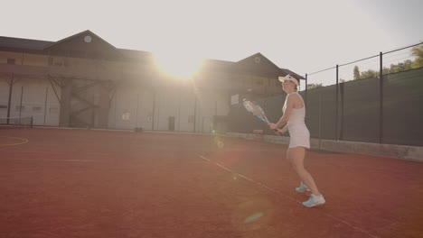 Tenista-Alcanzando-A-Golpear-La-Pelota.-Tenista-Femenina-Alcanzando-A-Golpear-La-Pelota-De-Tenis-En-La-Cancha