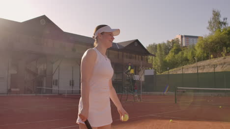 Junges-Hübsches-Mädchen-Spielt-Tennis.-Eine-Frau-In-Einem-Weißen-Trainingsanzug-Trainiert-Professionell-Tennis.-Junges-Hübsches-Mädchen-Spielt-Tennis.-Tennis-Versorgung