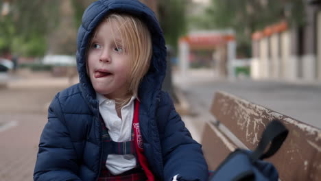 Niña-Comiendo-Al-Aire-Libre-Después-De-La-Escuela