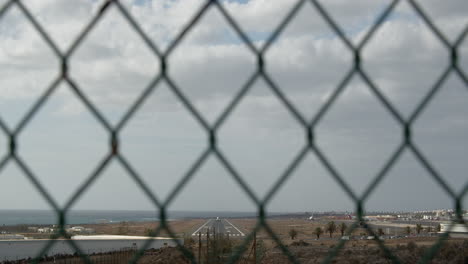 Vista-Del-Aeropuerto-A-Través-De-La-Valla