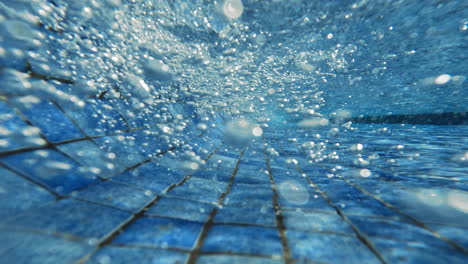 Burbujas-Bajo-El-Agua-En-La-Piscina