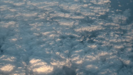 Flugzeugflug-über-Den-Wolken