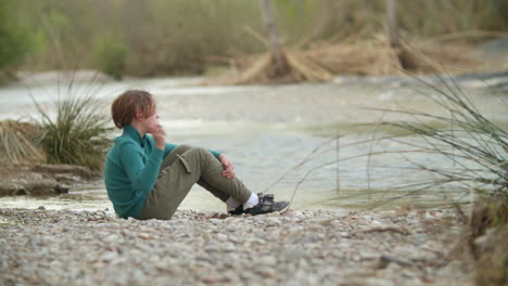 Junge-Wirft-Steine-In-Den-Fluss