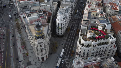 Paisaje-Urbano-Aéreo-De-Madrid-Con-El-Edificio-De-La-Metrópolis-Y-El-Edificio-Cubierto-De-Hierba-En-España.