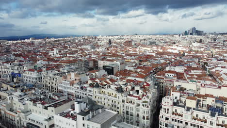Toma-Aérea-De-Zonas-Residenciales-Con-Nubes-Navegando-Sobre-Madrid-España