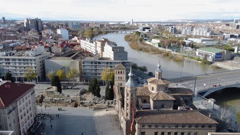 Escena-Aérea-De-Zaragoza-Con-La-Antigua-Iglesia-Y-El-Río-Ebro-España