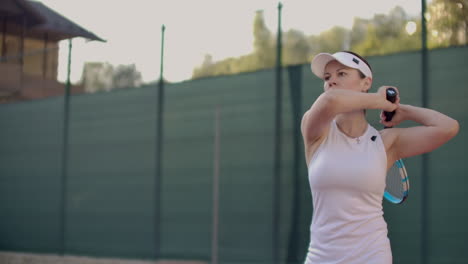 Una-Hermosa-Tenista-Juega-Pelotas-En-La-Cancha-De-Tenis.-Jugador-De-Tenis-Profesional-En-Cámara-Lenta.