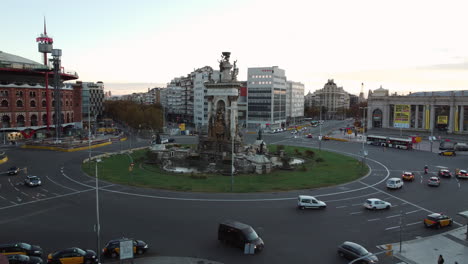 Volando-Sobre-La-Fuente-En-La-Plaza-De-España-Con-Tráfico-Rotonda-Barcelona