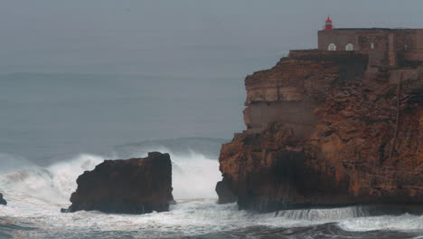 Nazare-Leuchtturm-Und-Mächtige-Meereswellen-Portugal