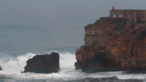 Faro-De-Nazaré-Y-Poderosas-Olas-Del-Océano-Portugal