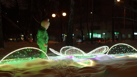 La-Chica-Está-Feliz-De-Ver-La-Iluminación-Nocturna-En-Winter-Park.