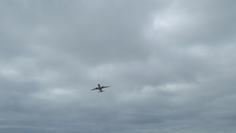 Passagierflugzeug-Gewinnt-An-Höhe