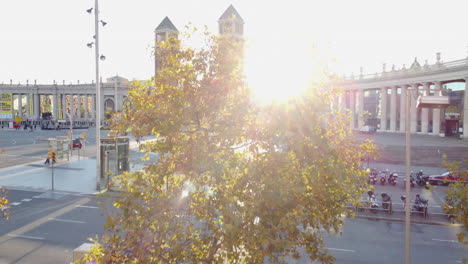 Luftaufnahme-Von-Barcelona-Mit-Venezianischen-Türmen-Im-Hellen-Sonnenlicht-Spanien