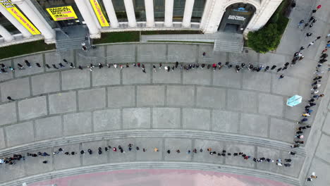 La-Gente-Esperando-A-Su-Vez-En-Una-Larga-Cola-Para-Ver-La-Vista-Aérea-Del-Mercado-Radical.