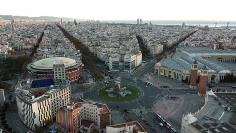 Luftaufnahme-Von-Barcelona-Mit-Spanien-Platz-Und-Besiedelten-Wohngebieten