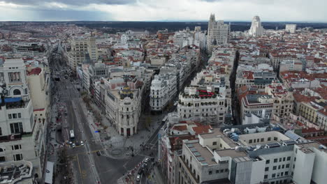 Madrider-Stadtbild-Aus-Der-Luft-Mit-Den-Straßen-Gran-Via-Und-Alcala,-Spanien