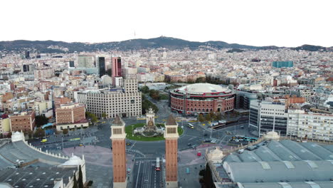 Volando-Sobre-Barcelona-Con-Plaza-De-España-Y-Barrios-Residenciales