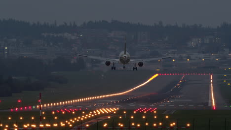 Totale-Aufnahme-Eines-Flugzeugs,-Das-In-Der-Abenddämmerung-Landet