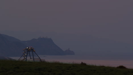 Paisaje-Con-Montañas-Y-Mar-Por-La-Noche