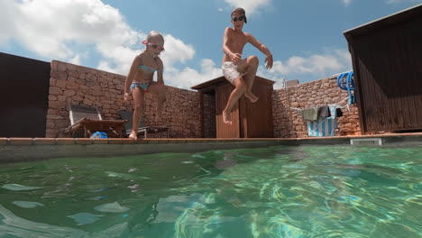 Cámara-Lenta---Los-Niños-Se-Sumergen-En-La-Piscina-Al-Aire-Libre