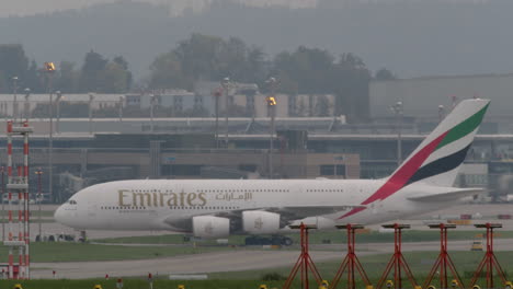 Emirates-Airbus-A380-800-Rollt-Am-Flughafen