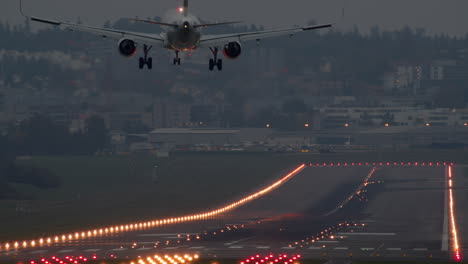 Flugzeug,-Das-In-Der-Dämmerung-Ankommt