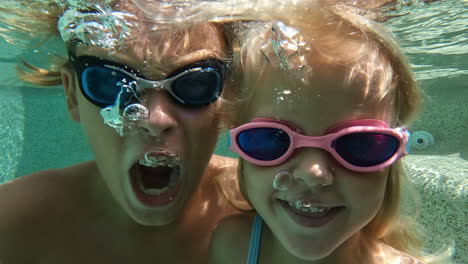 Kinder-Spielen-Im-Pool