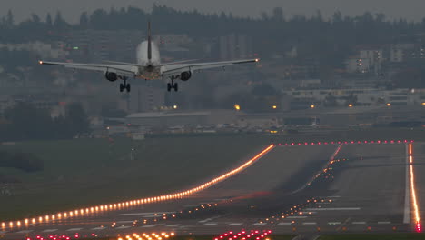 Zeitlupe---Flugzeuglandung-Am-Flughafen