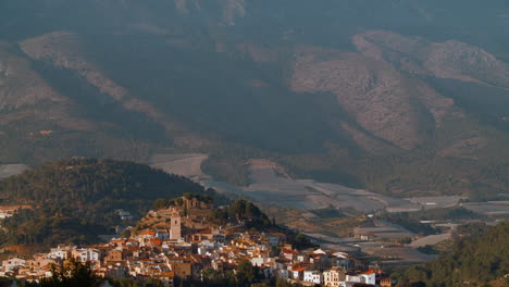 Polop-Szene-Mit-Landwirtschaftlichen-Gebieten-Und-Berglandschaft-Spanien