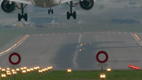 Zeitlupe---Düsenflugzeug-Landet-Auf-Dem-Flughafen