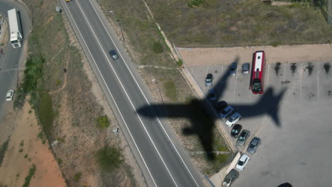 Der-Schatten-Des-Absteigenden-Flugzeugs